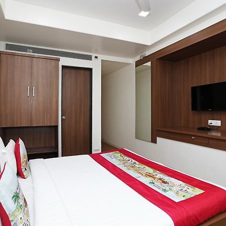 Oyo 10672 Hotel Riviera Nashik Exterior foto