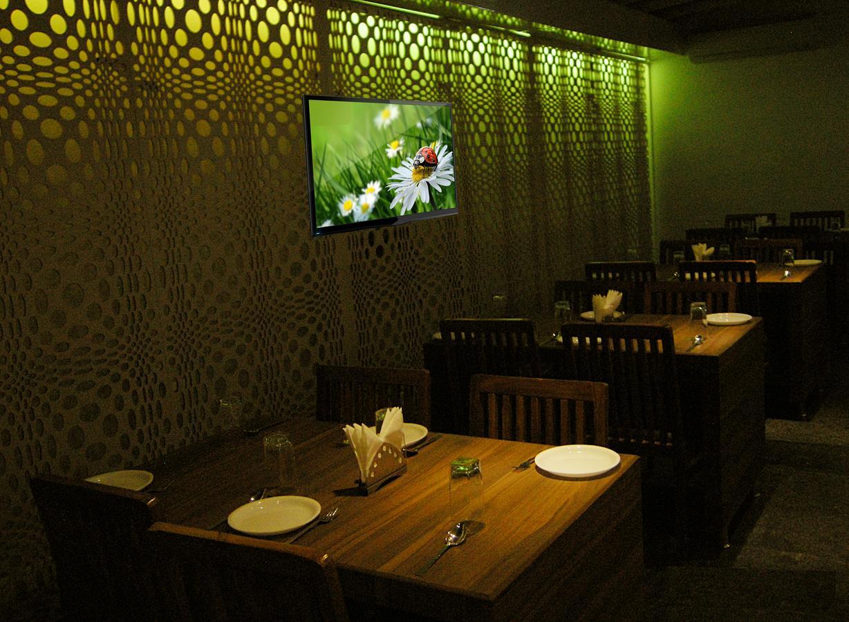 Oyo 10672 Hotel Riviera Nashik Exterior foto