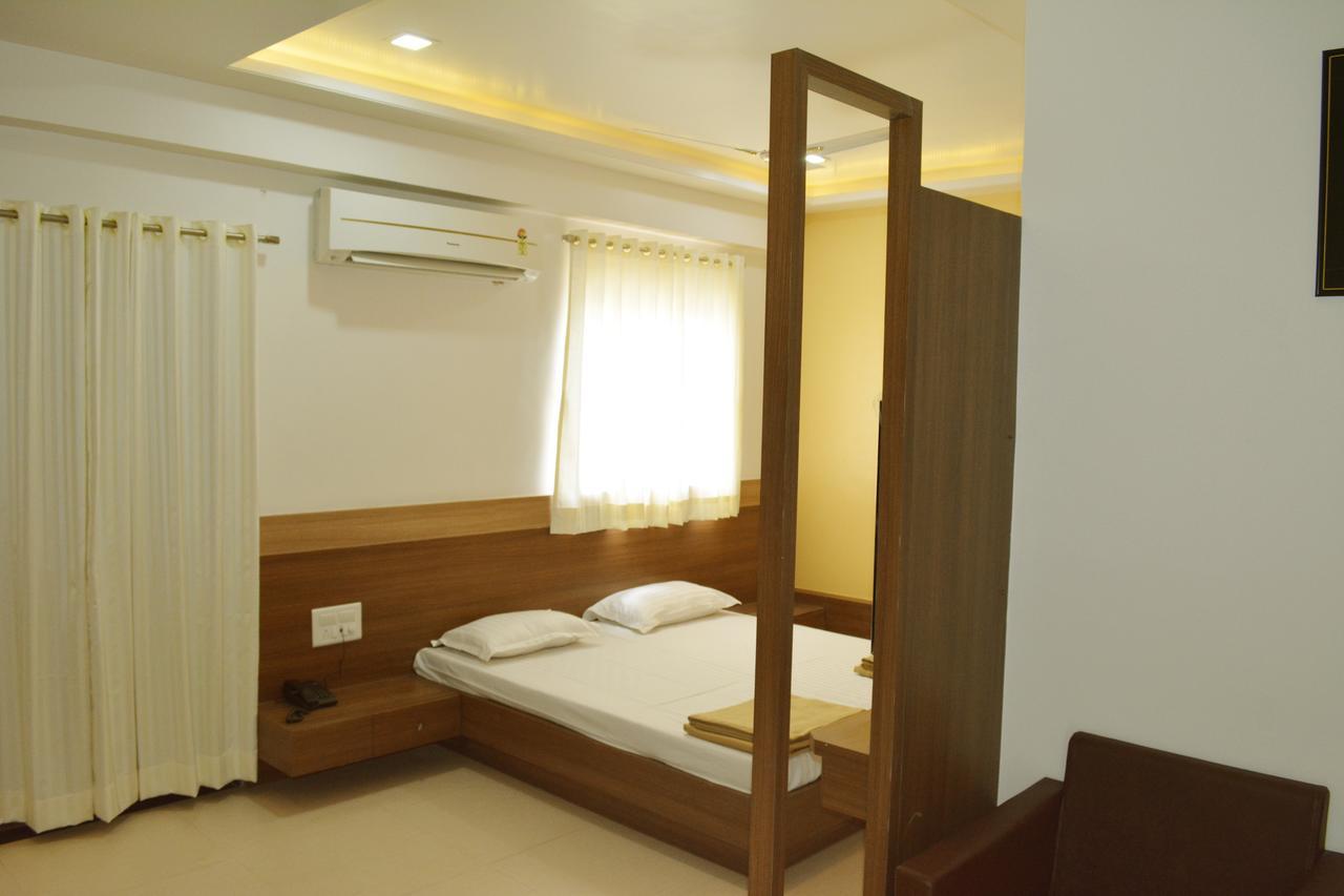 Oyo 10672 Hotel Riviera Nashik Exterior foto
