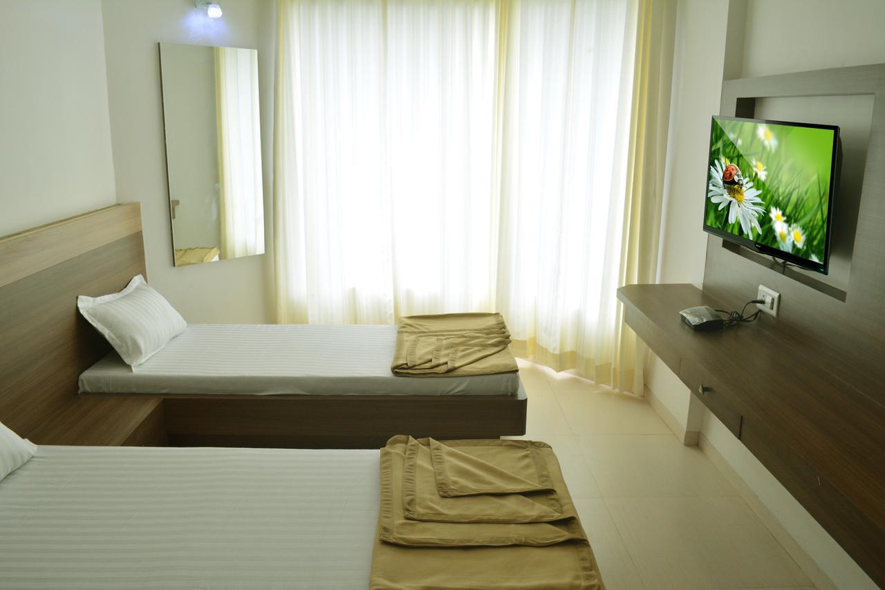 Oyo 10672 Hotel Riviera Nashik Exterior foto