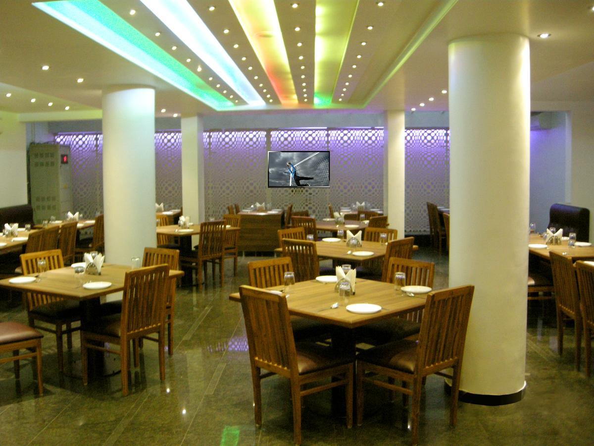Oyo 10672 Hotel Riviera Nashik Exterior foto