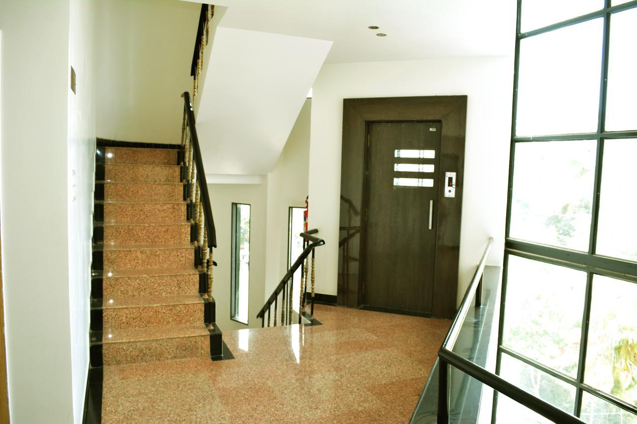 Oyo 10672 Hotel Riviera Nashik Exterior foto