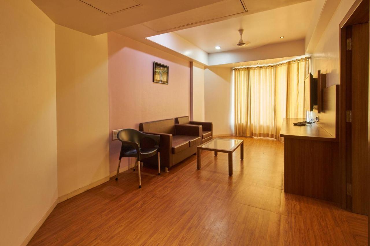Oyo 10672 Hotel Riviera Nashik Exterior foto