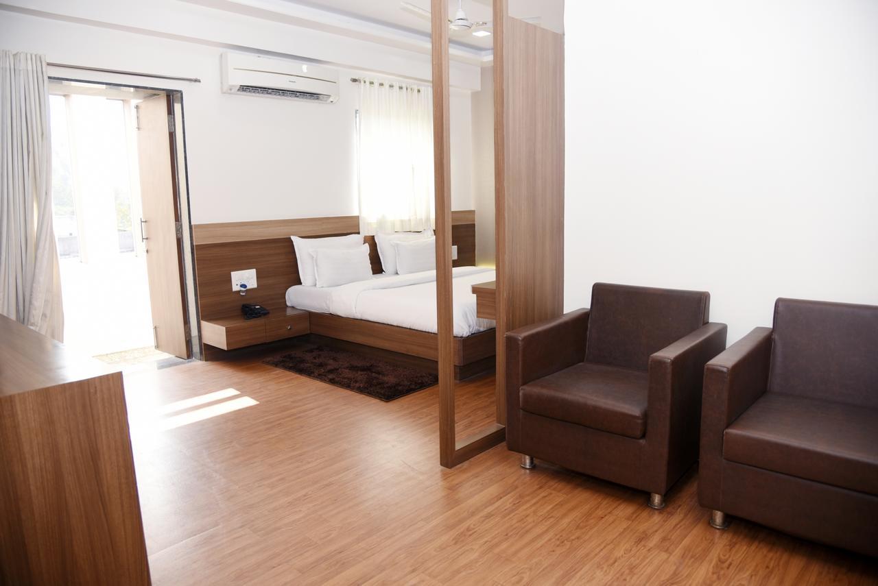 Oyo 10672 Hotel Riviera Nashik Exterior foto