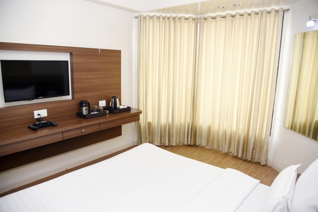 Oyo 10672 Hotel Riviera Nashik Exterior foto