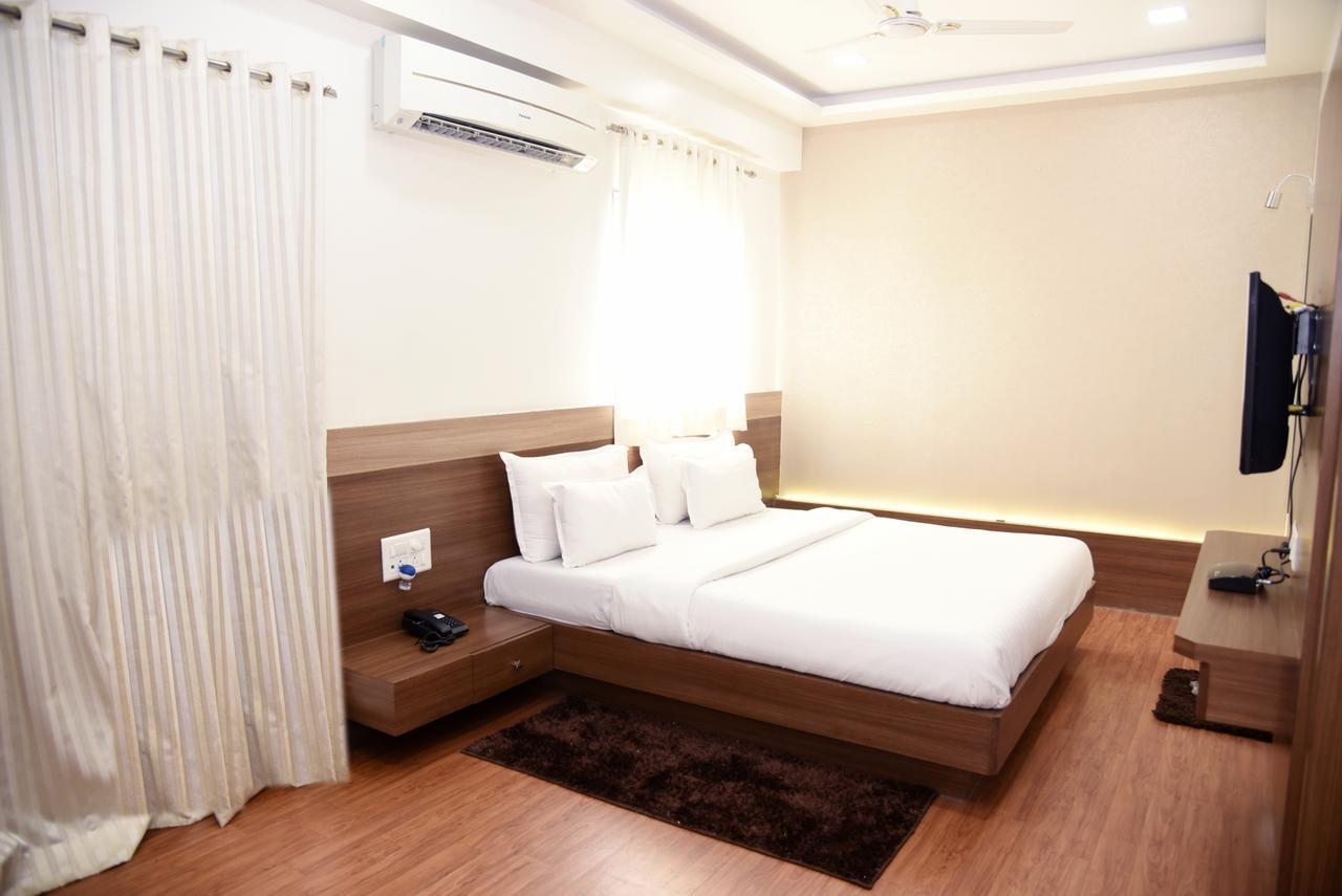 Oyo 10672 Hotel Riviera Nashik Exterior foto