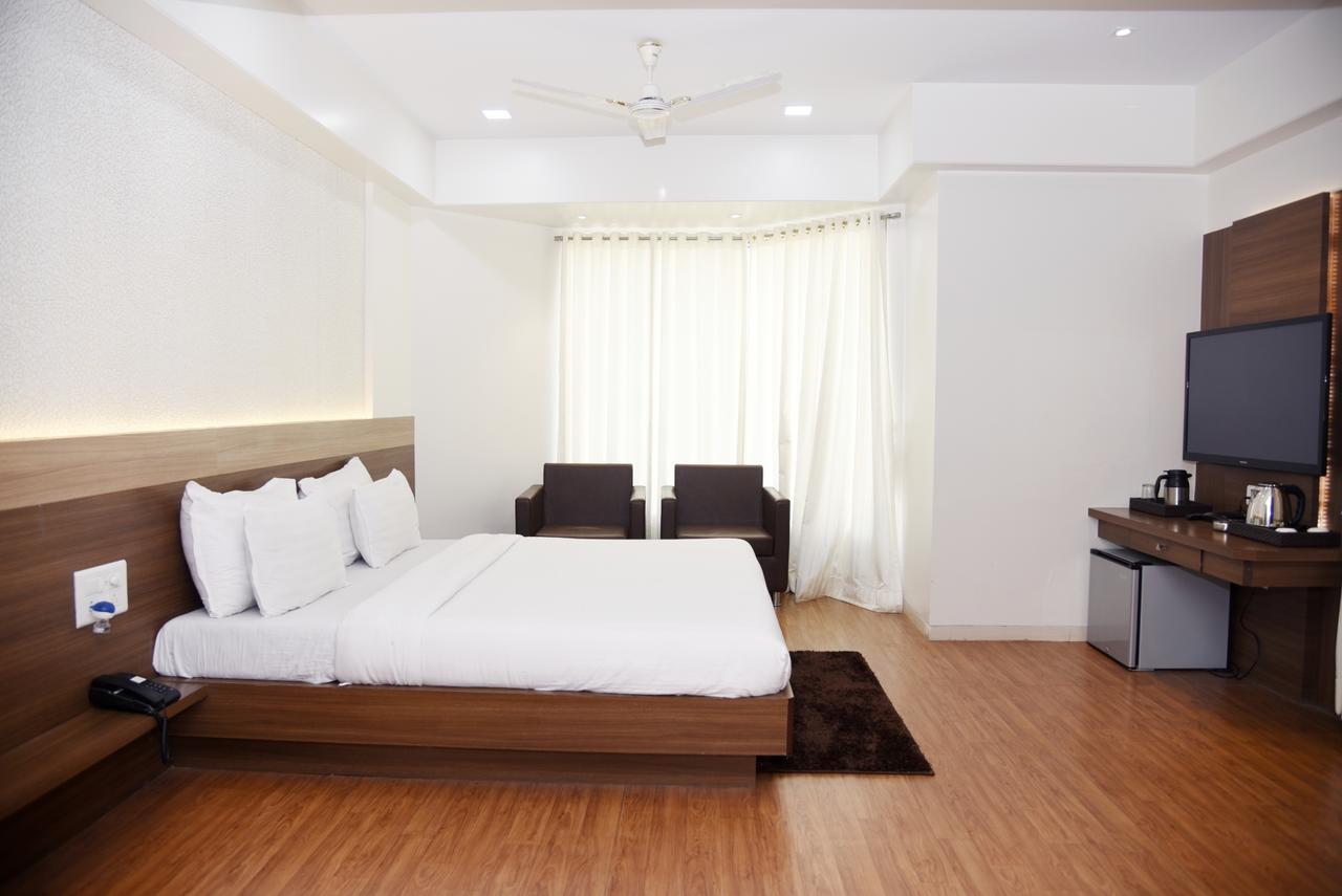 Oyo 10672 Hotel Riviera Nashik Exterior foto