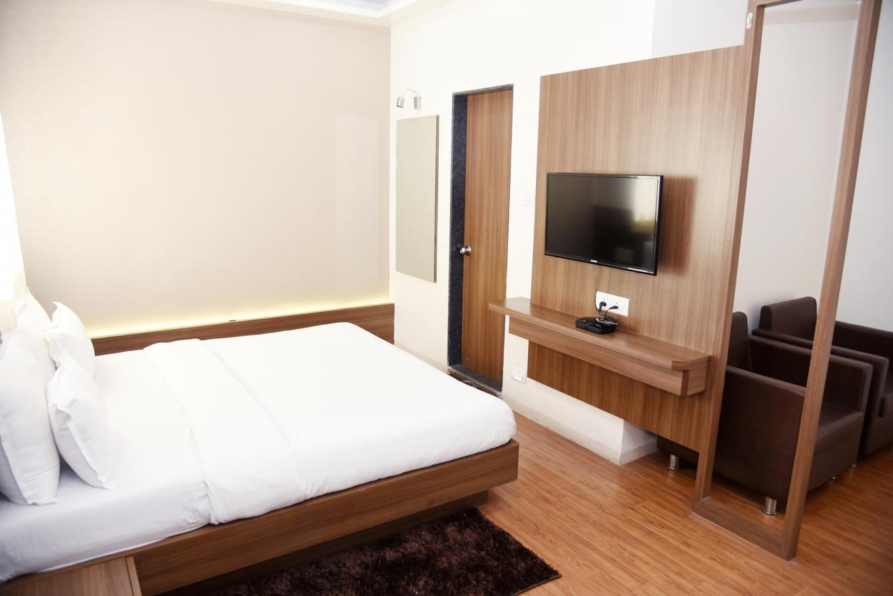 Oyo 10672 Hotel Riviera Nashik Exterior foto